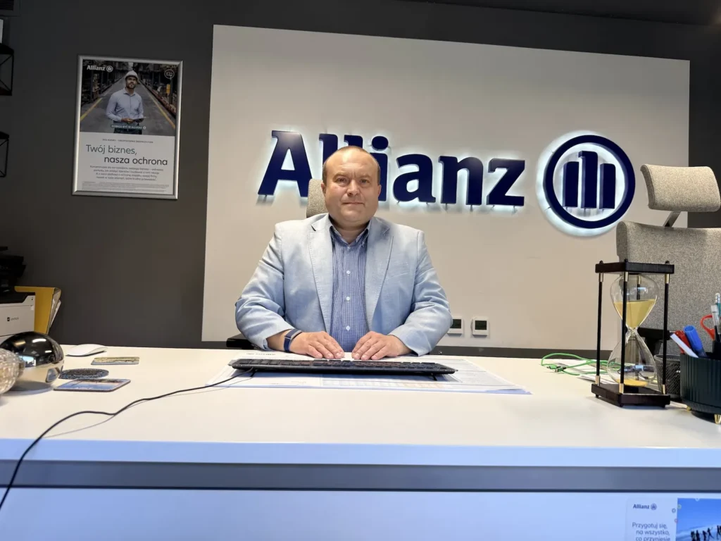 Arkadiusz Budzicz przy biurku w placówce Allianz w Katowicach